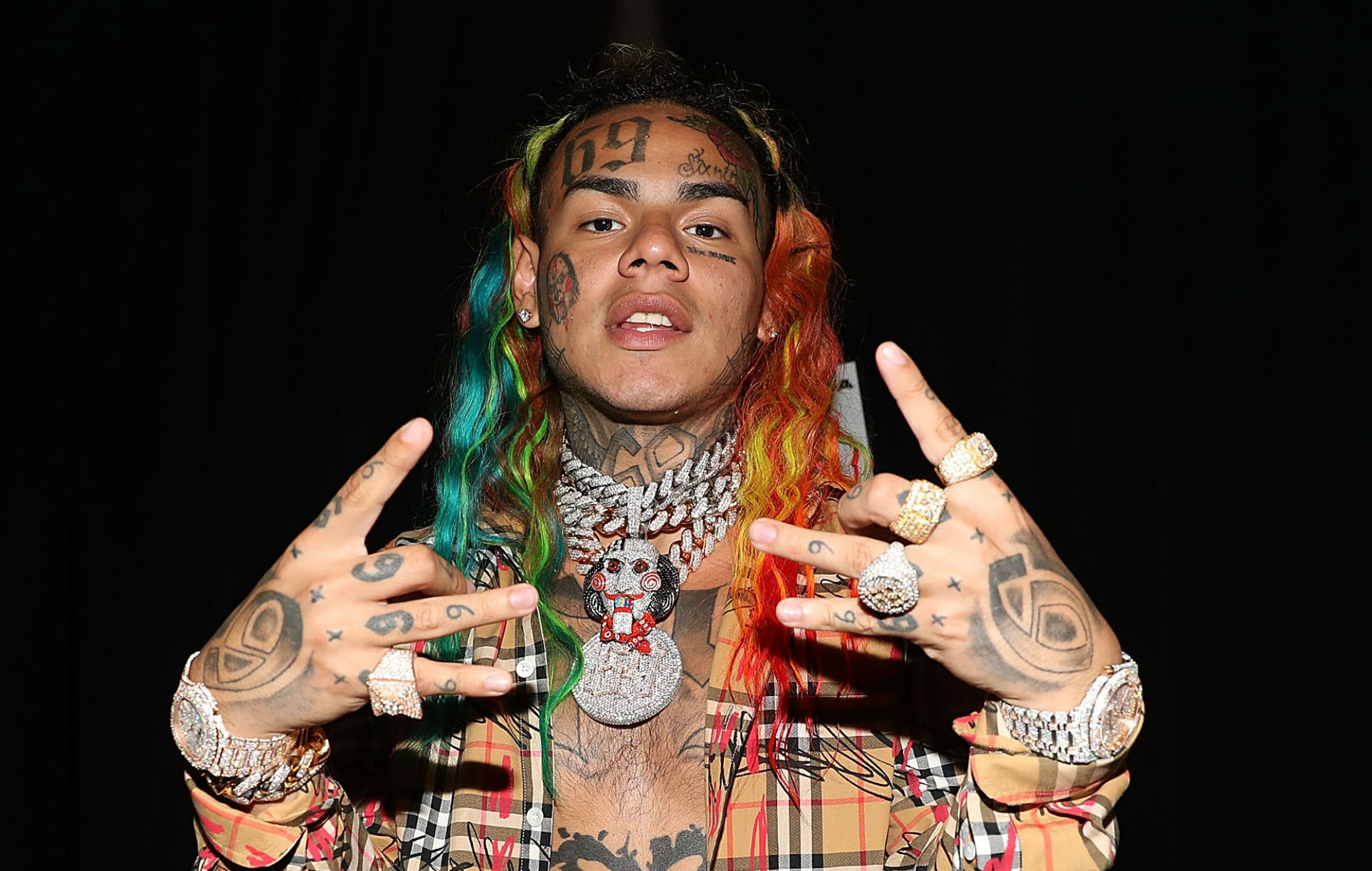 6ix9ine Says He’s Surprised He Hasn’t Died Yet After Snitching Ordeal…